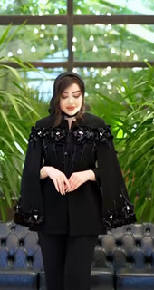کت زنانه مزونی کرپ جت مدل یقه گرد واستین شنلی گل برجسته